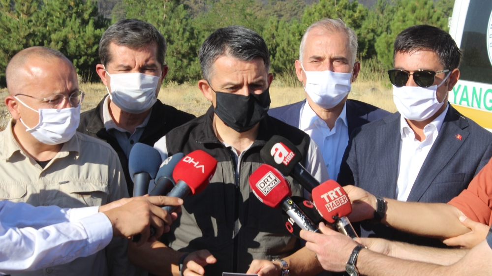 Bakan Pakdemirli alevlerin arasından dakikalarla kurtulmuş