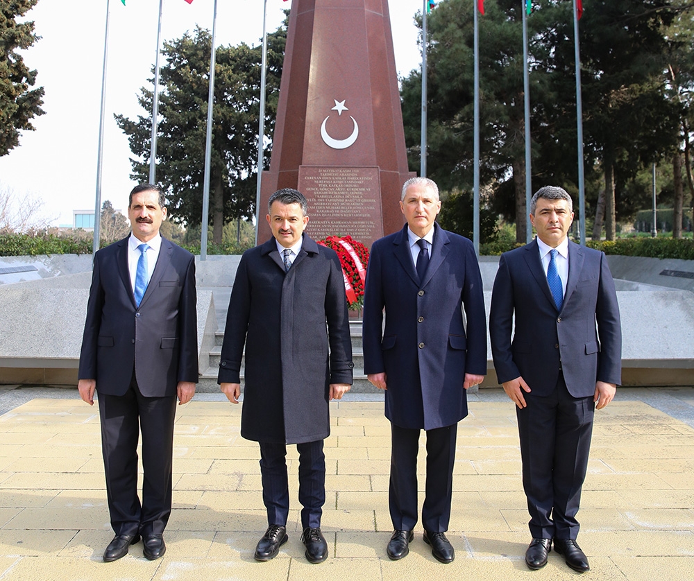 Bakan Pakdemirli, Bakü’de şehitlikleri ziyaret etti