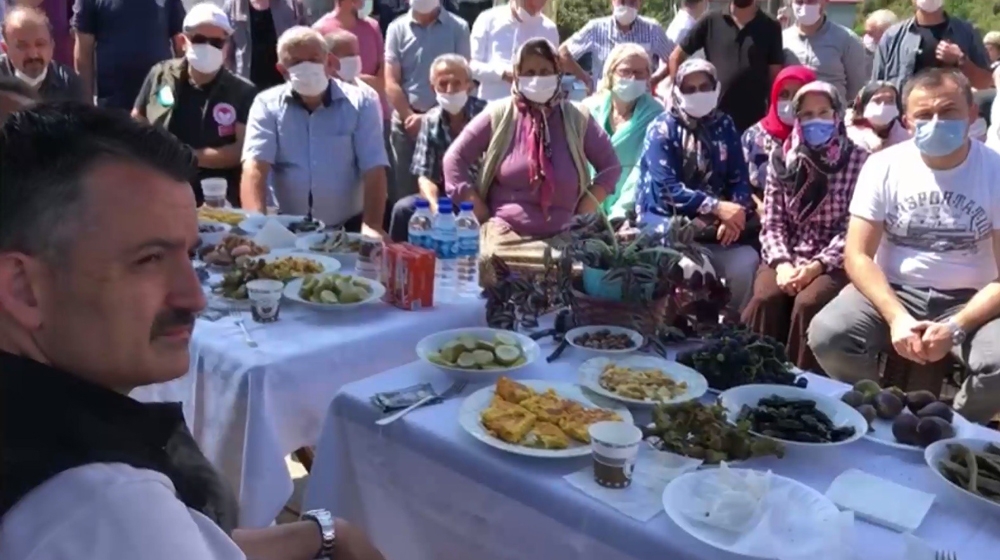 Bakan Pakdemirli Giresun’un Sayca köyünde fındık üreticileri ile buluştu