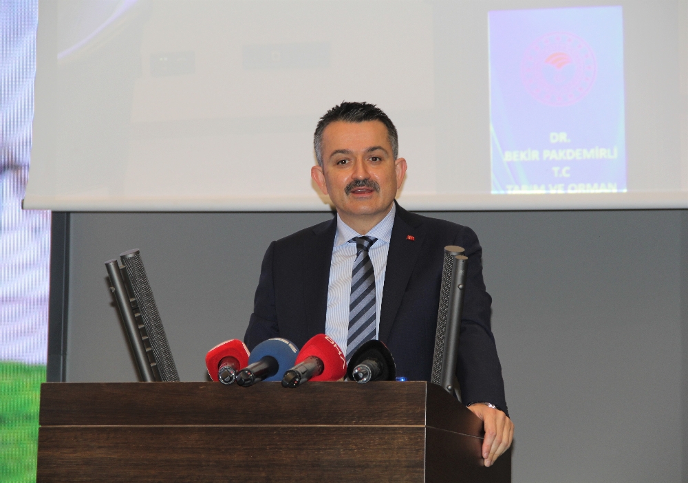 Bakan Pakdemirli, İzmir’de tarım sektörünün temsilcileriyle bir araya geldi