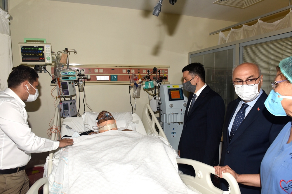 Bakan Pakdemirli, kazada yaralanan orman personellini ziyaret etti