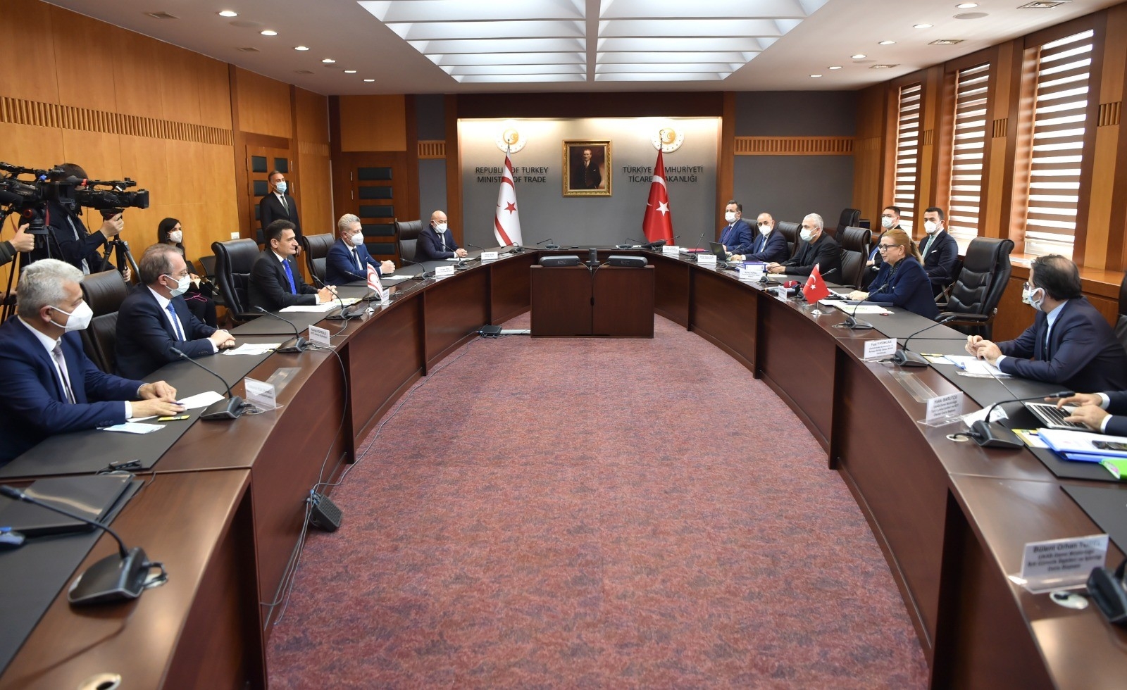 Bakan Pekcan, KKTC Maliye Bakanı Oğuz ile bir araya geldi