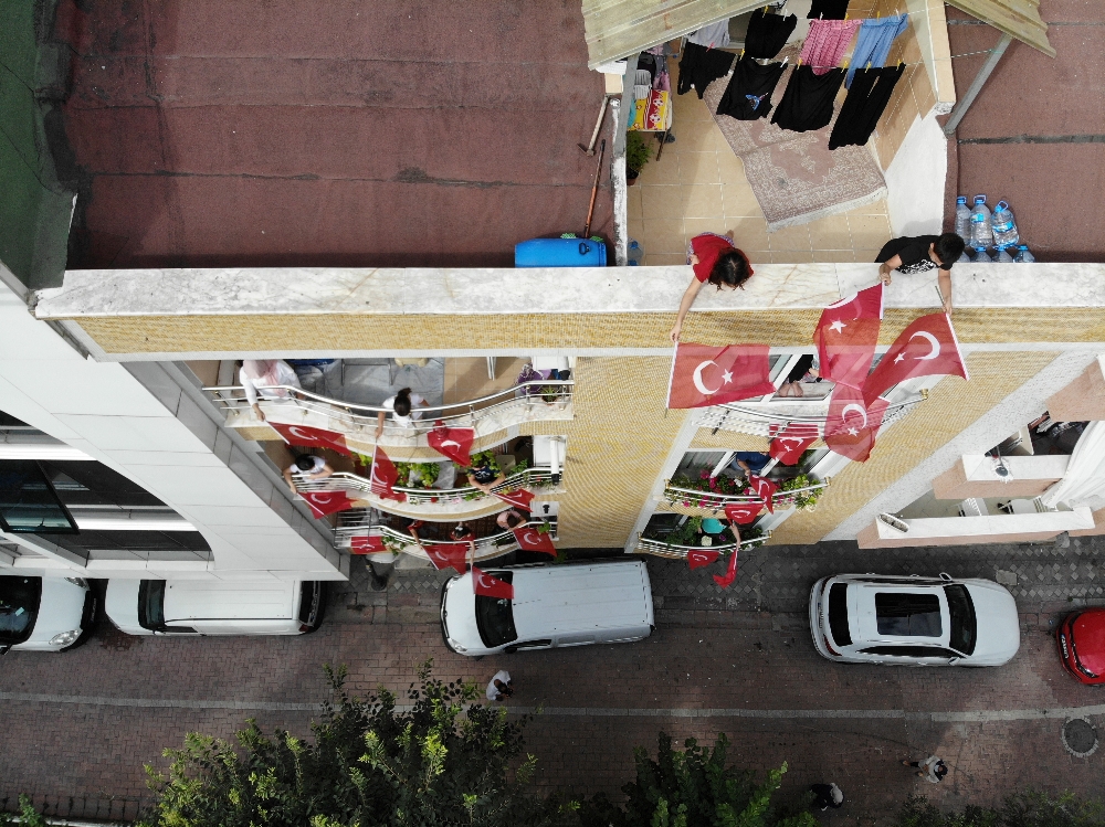 Bakan Selçuk çağrı yaptı, öğrenciler İstiklal Marşı’nı balkonlarda okudu