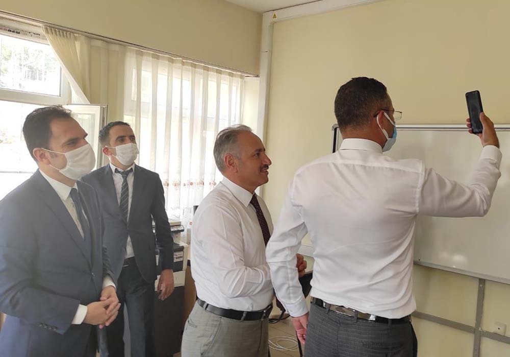 Bakan Selçuk, canlı ders işleyen öğretmenlerle görüntülü görüştü