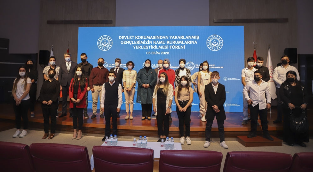 Bakan Selçuk, devlet korumasından yararlanan çocukların atanma sevincine ortak oldu