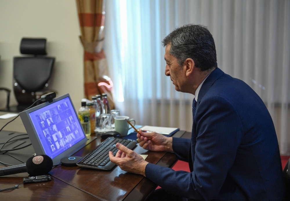 Bakan Selçuk EBA Canlı Sınıfta sınava hazırlanan öğrencilerle buluştu
