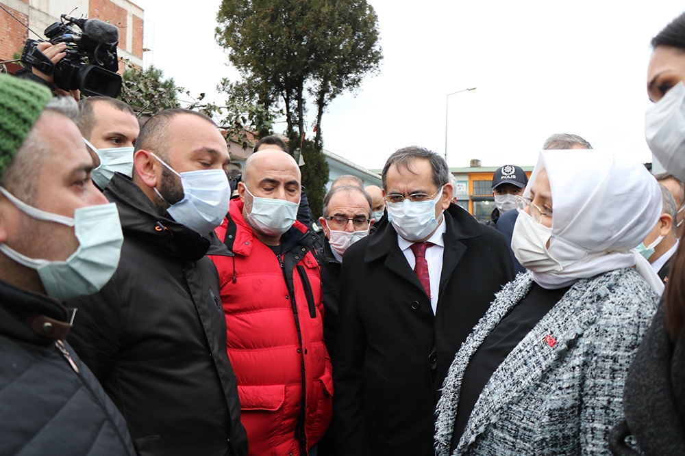 Bakan Selçuk’tan iş yerleri yanan esnafa destek sözü