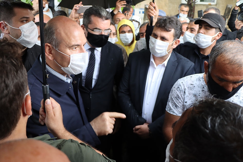 Bakan Soylu depremden etkilenen Çat ilçesinde incelemelerde bulundu