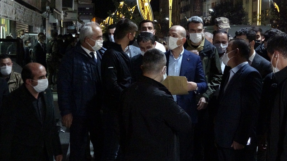 Bakan Soylu, gece yarısı Hakkari caddelerinde