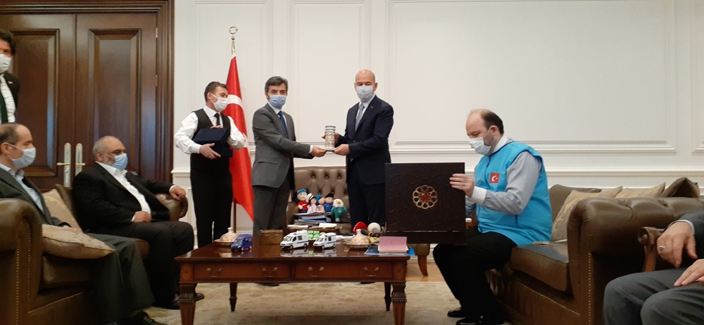 Bakan Soylu İdlib için 10 briket ev bağışında bulundu