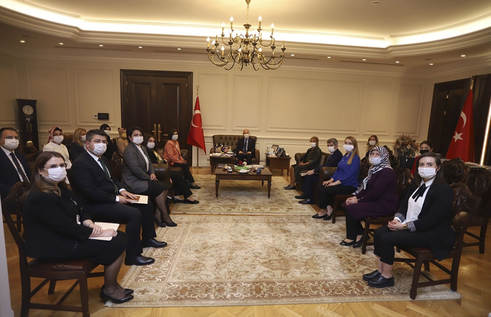 Bakan Soylu, kadın muhtarları makamında ağırladı