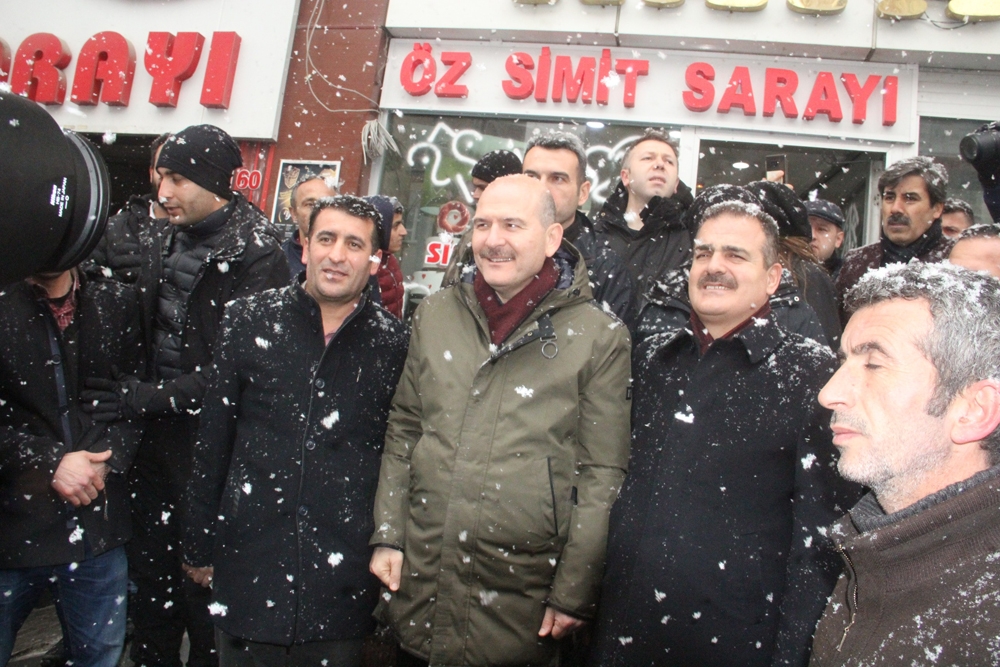 Bakan Soylu Kar Yağışı Altında Esnafı Ziyaret Etti