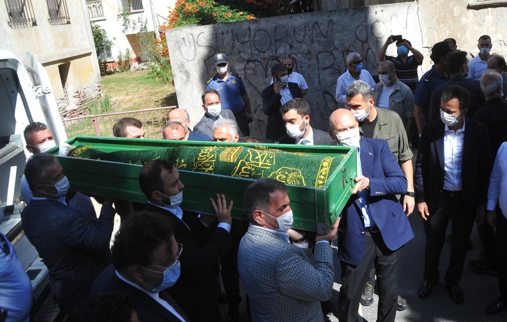 Bakan Soylu kayınpederini son yolculuğuna uğurladı