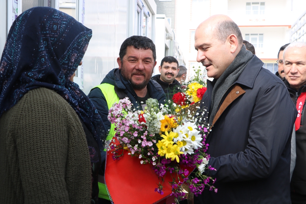 Bakan Soylu, konteyner kente taşınan aileleri ziyaret etti