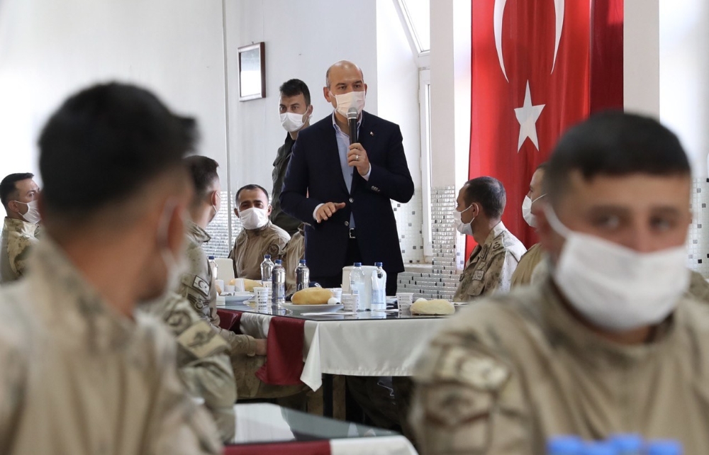 Bakan Soylu Mehmetçik ile kahvaltı yaptı