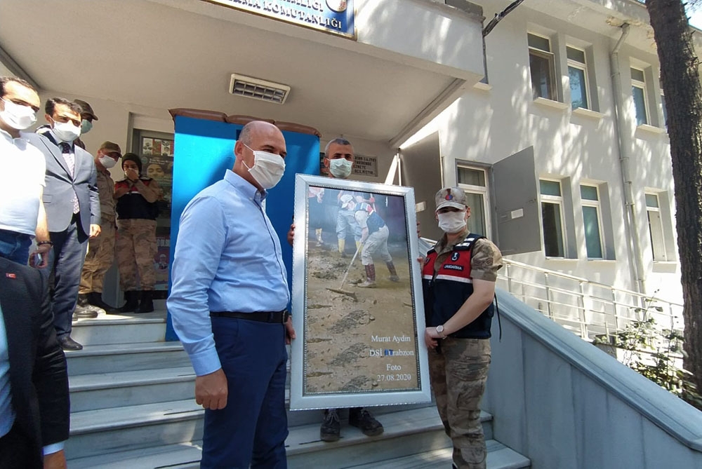 Bakan Soylu o kadın astsubay ve fotoğrafı çeken DSİ görevlisi ile buluştu