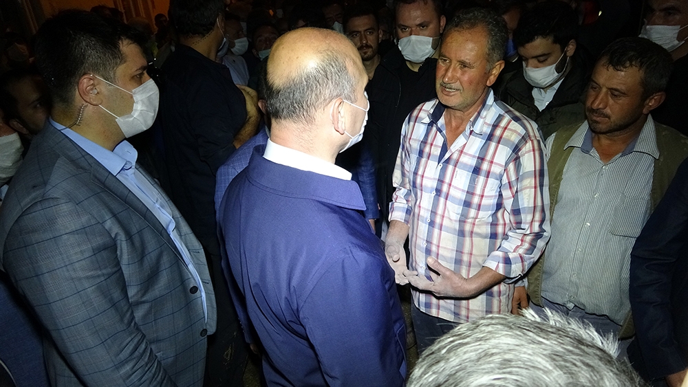 Bakan Soylu sel sularının altında kalan Dudaklı Köyü’nde incelemelerde bulundu