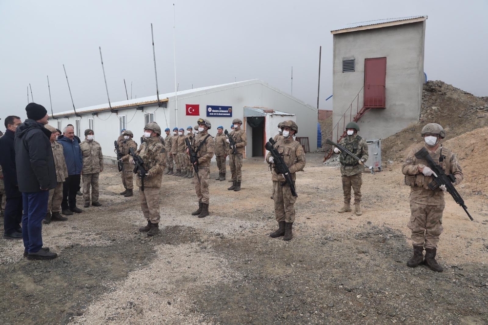 Bakan Soylu, üs bölgelerinde asker ve polislerle bayramlaştı