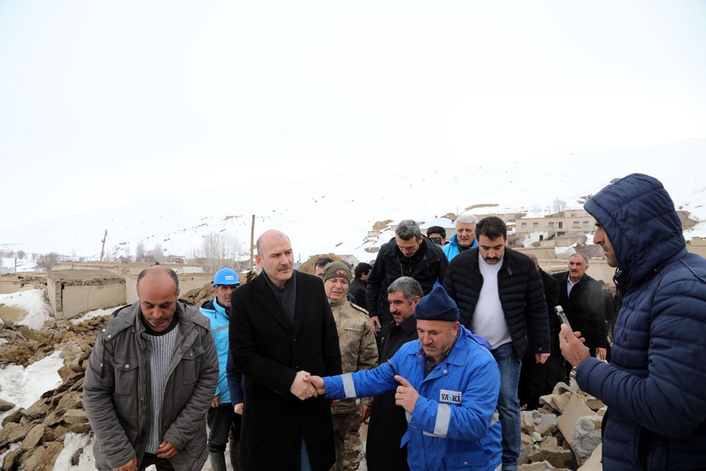 Bakan Soylu Van Başkale’de deprem bölgesinde