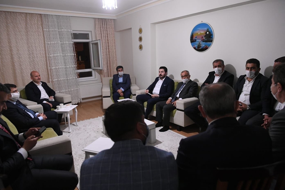 Bakan Soylu ve Başkan Sayan’dan Ağrılı Barış Çakan’ın ailesine taziye ziyareti
