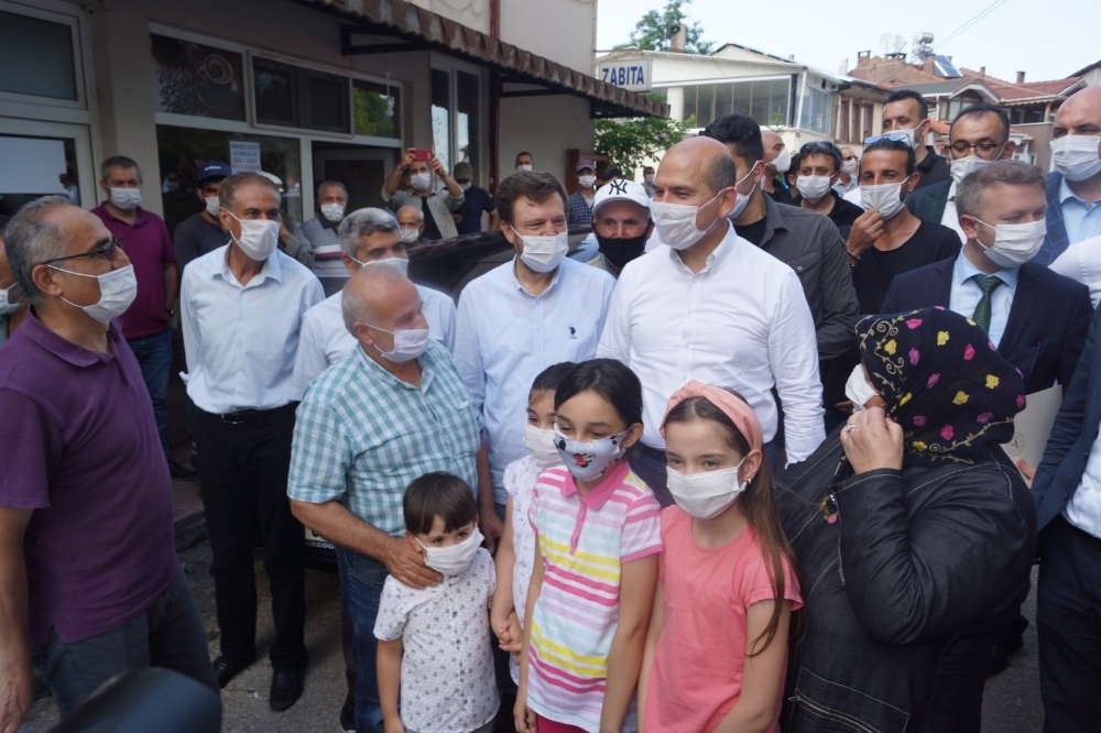 Bakan Soylu ve Pakdemir’li sel felaketi yaşanan Yenisölöz’de incelemelerde bulundu