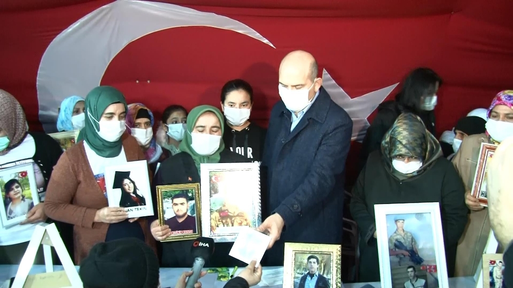 Bakan Soylu’dan İHA’nın evlat nöbetindeki aileleri çektiği belgesele övgü