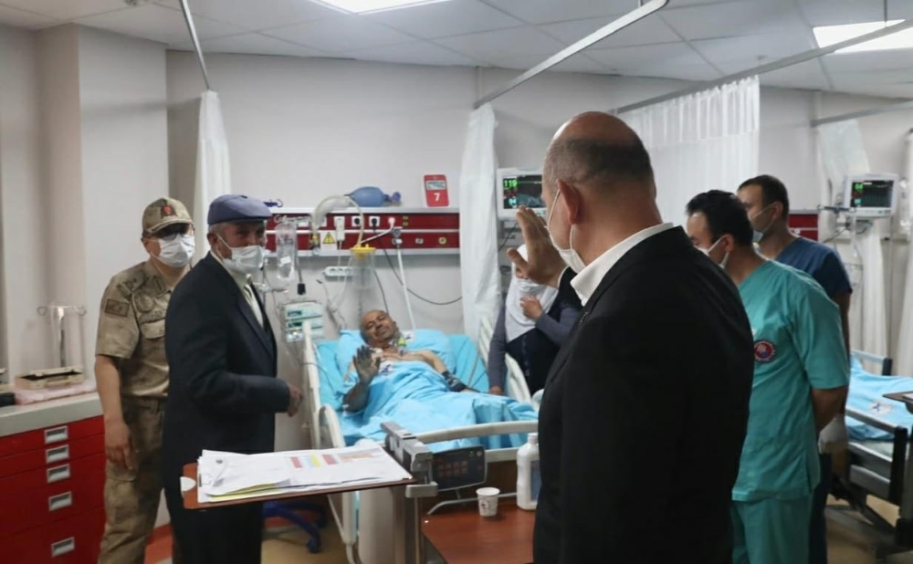 Bakan Soylu’dan yaralı korucuya ziyaret
