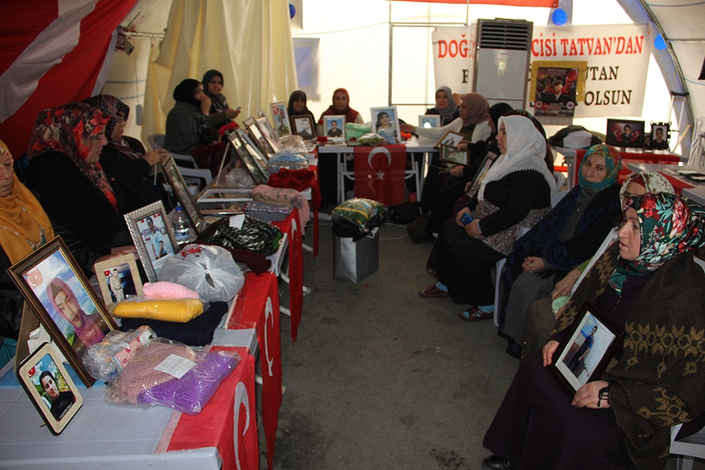 Bakan Soylu’nun ziyareti evlat nöbetindeki aileleri umutlandırdı