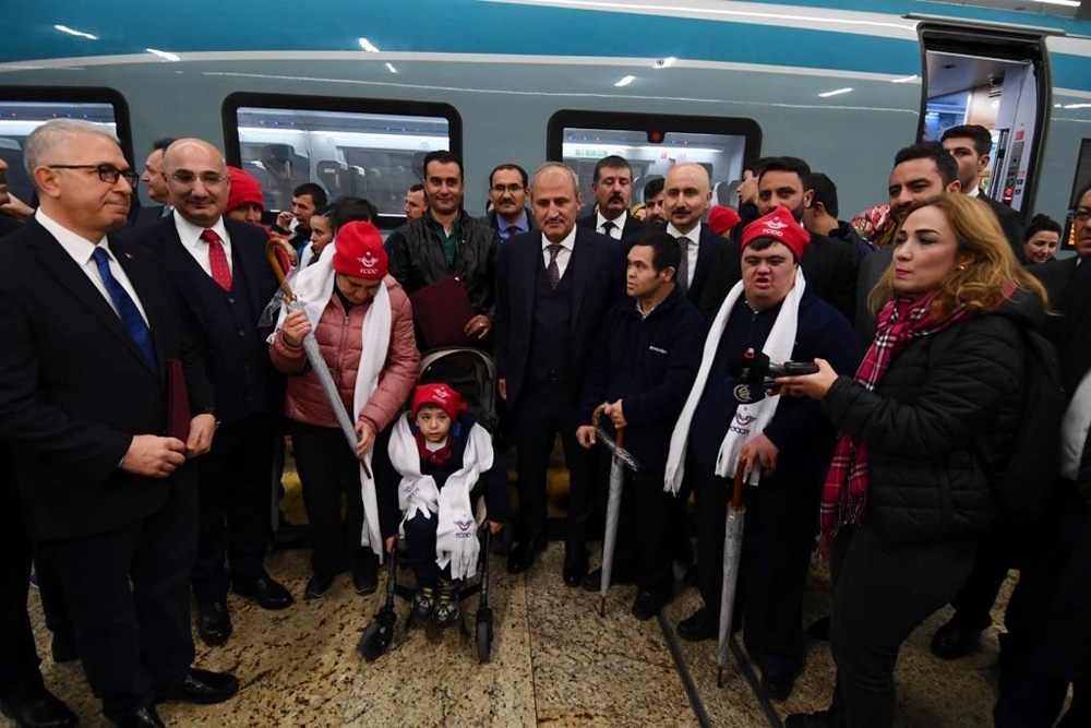 Bakan Turhan, 20 Özel Gereksinimli Bireyi YHT İle Eskişehire Uğurladı