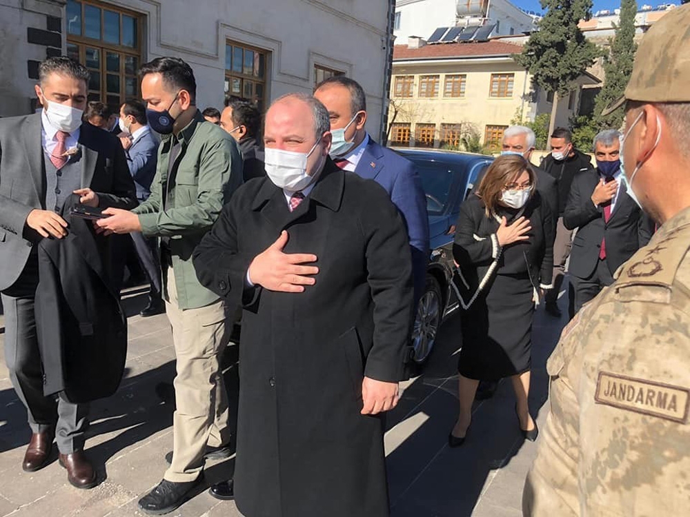 Bakan Varank kendi kullandığı makam aracıyla Kilis’e geldi