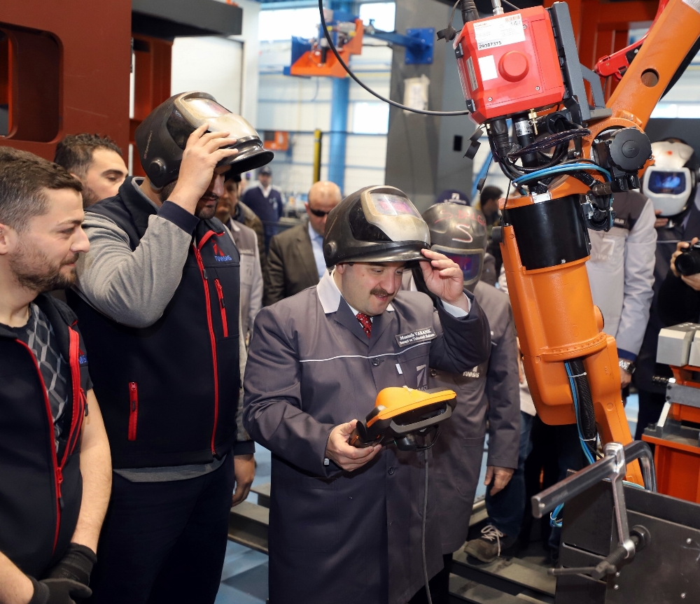 Bakan Varank, milli tren için işçilerle birlikte kaynak yaptı