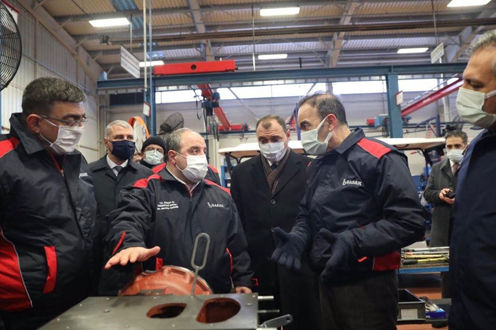 Bakan Varank Sakarya’da traktör fabrikasında incelemelerde bulundu