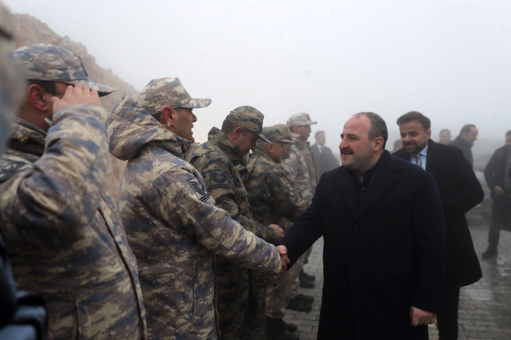 Bakan Varank ve Bayraktar’dan sınırdaki kahramanlara ziyaret