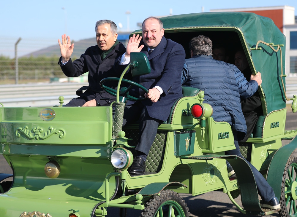 Bakan Varank, yerli üretim elektrikli faytonu F1 pistinde test etti