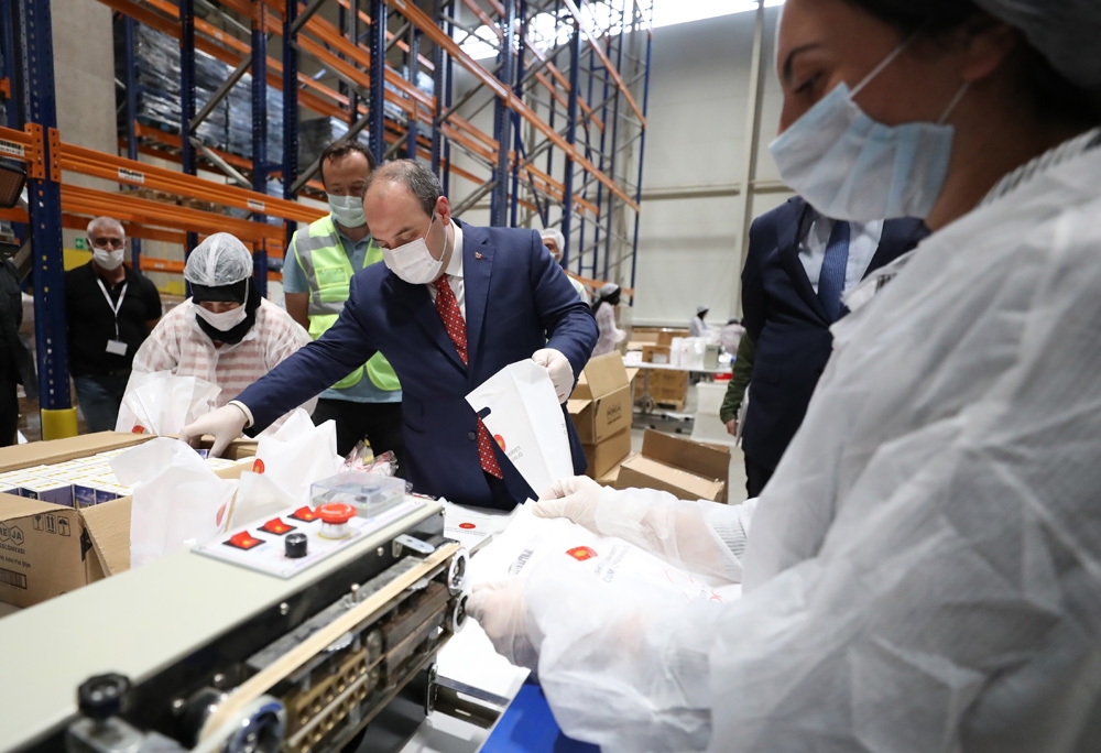 Bakan Varank’tan, hijyen paketi hazırlayan işçilere moral ziyareti