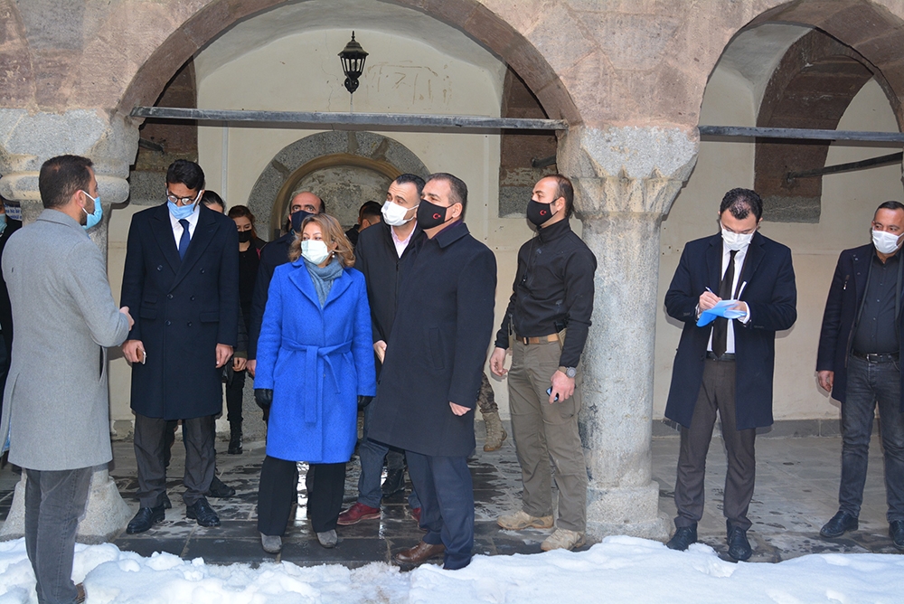 Bakan Yardımcısı Yavuz Hakkari’de tarihi mekanları ziyaret etti