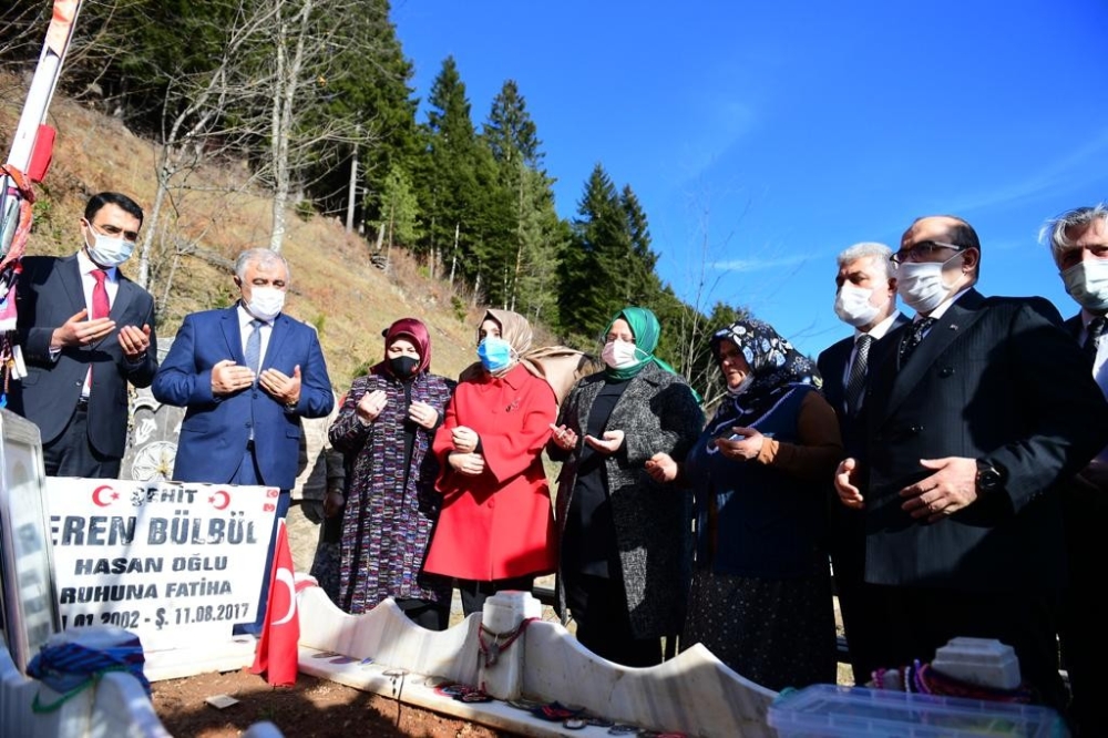 Bakan Zehra Zümrüt Selçuk şehit Eren Bülbül’ün mezarını ziyaret etti