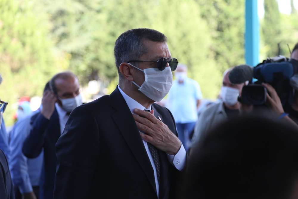 Bakan Ziya Selçuk’tan 17 Ağustos Depremi Şehitliği’ne ziyaret