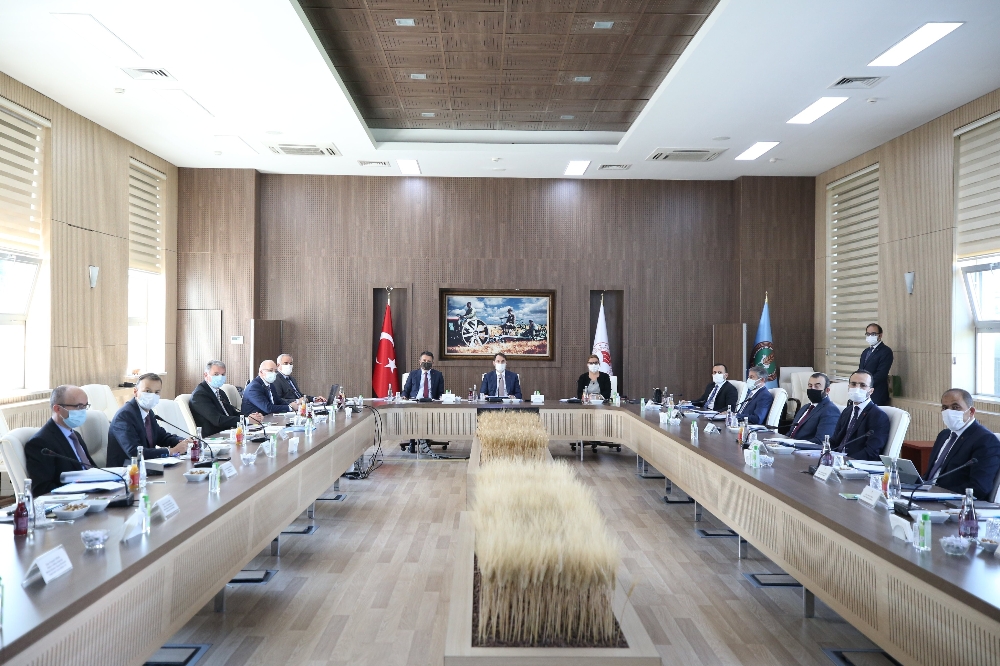 Bakanlar Albayrak, Pekcan ve Pakdemirli ’Gıda İzleme Komitesi’ toplantısında bir araya geldi