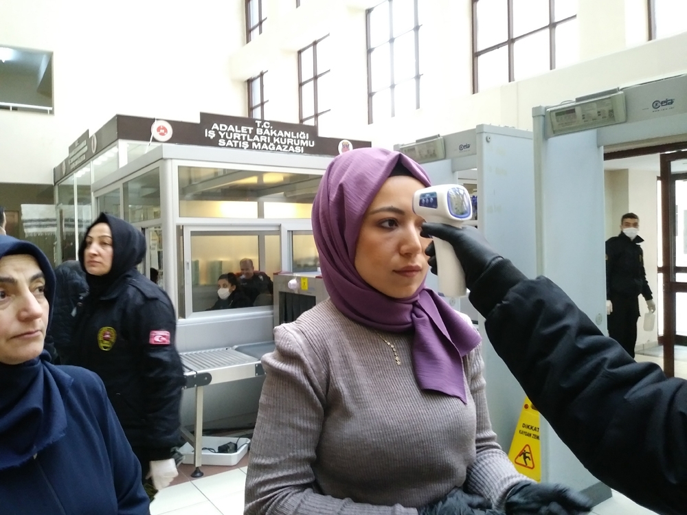 Bakırköy Adliyesi’nde Korona virüs nedeniyle vatandaşlara ateş ölçerli kontrol