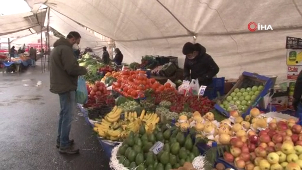 Bakırköy pazarında korona virüs tedbirlerine uyuluyor