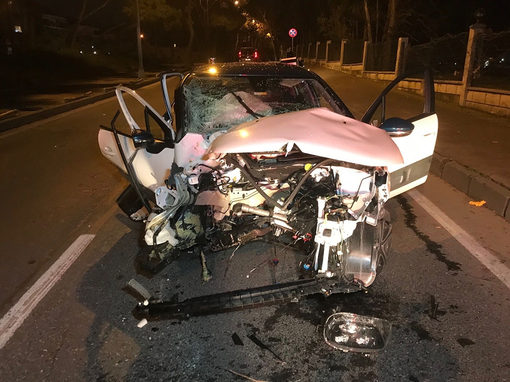Bakırköy’de ağaca çarpan otomobil ikiye bölündü: 4 yaralı