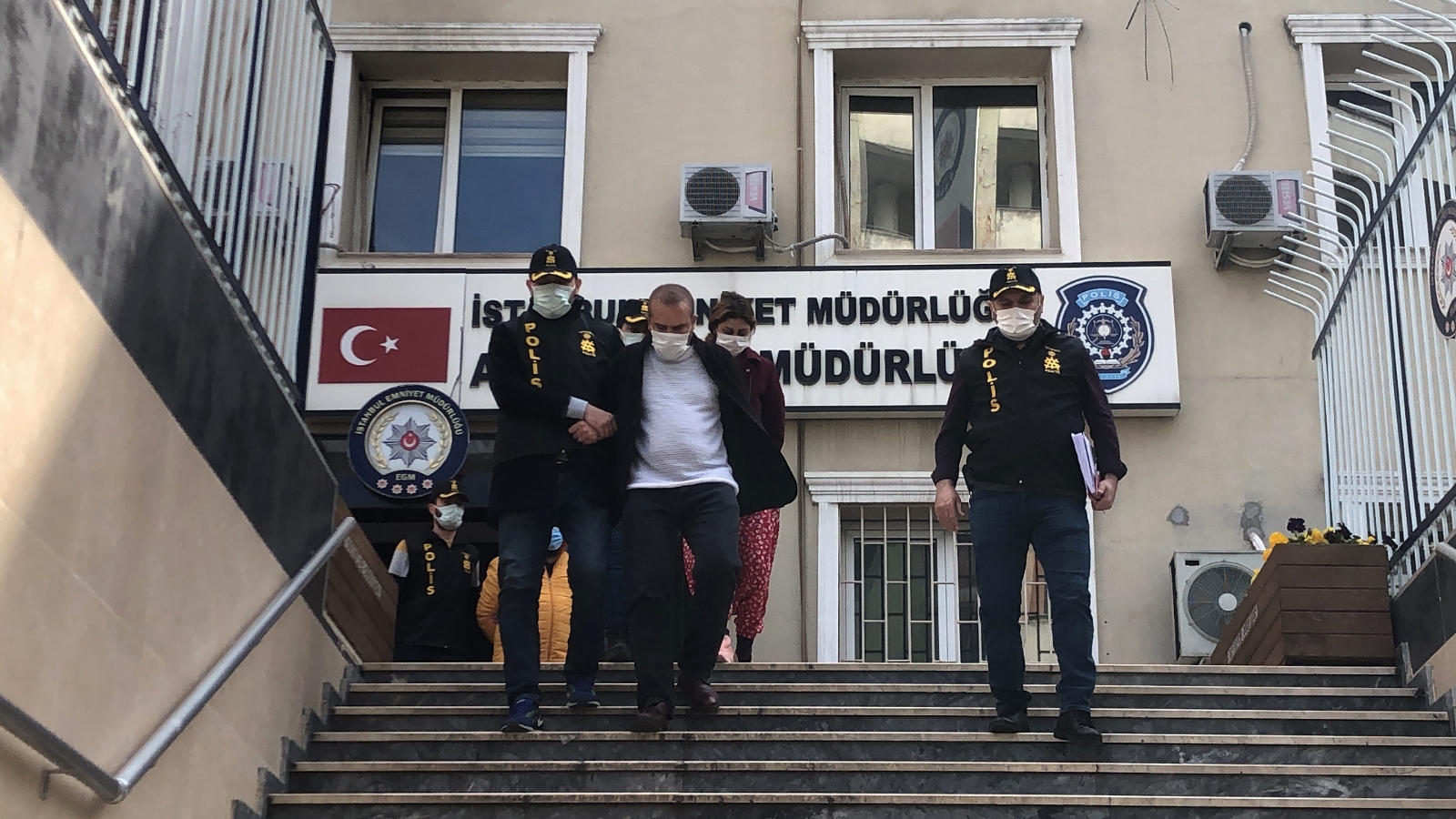 Bakırköy’de bir siteden 100 bin TL ziynet eşya çalan şahıslar yakalandı