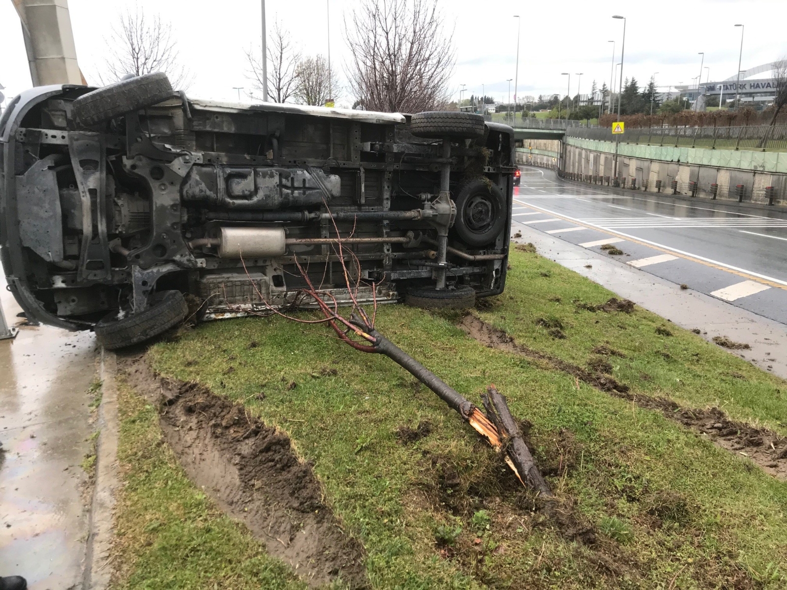 Bakırköy’de kontrolden çıkan araç yan yattı: 1 yaralı