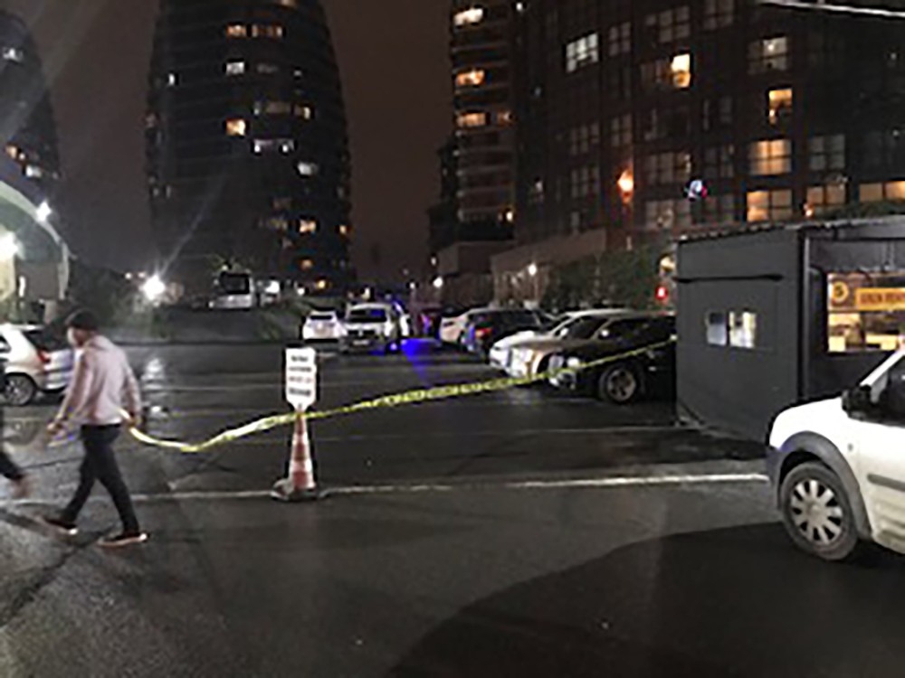 Bakırköy’de otoparkta iki lüks araç kurşunlandı