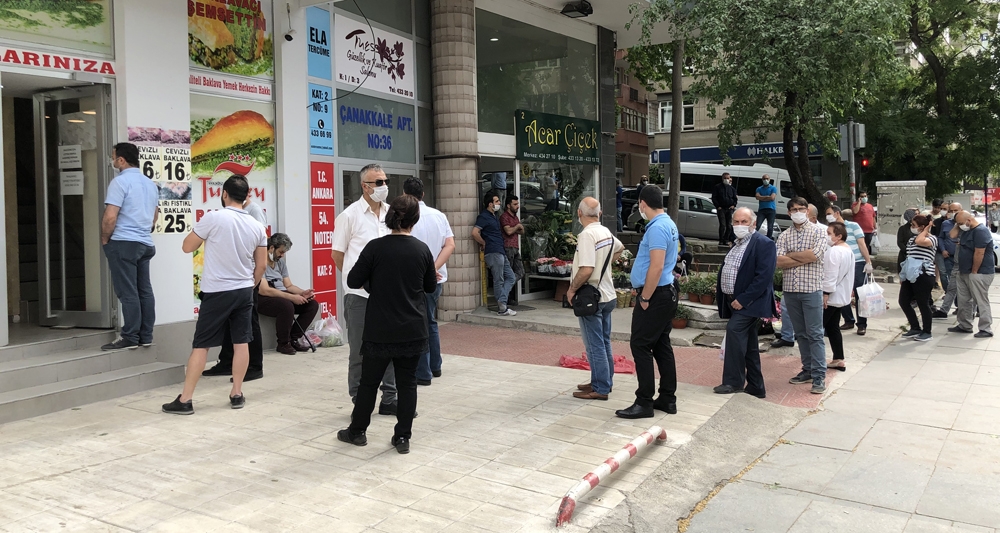 Baklavacının önündeki kuyruk görenleri hayrete düşürdü