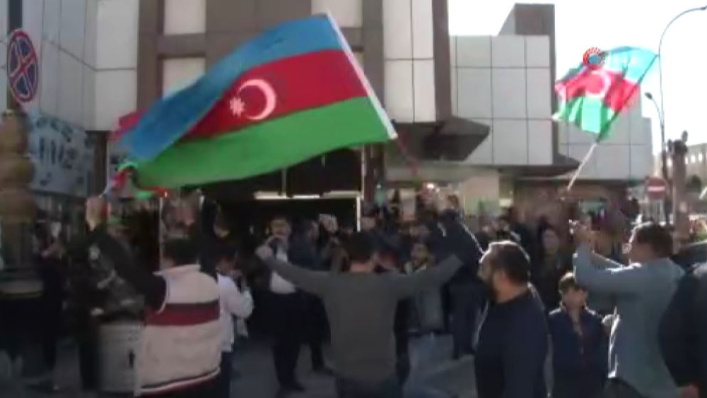 Bakü halkı Ermeni işgalinden kurtarılan Şuşa için sokaklarda