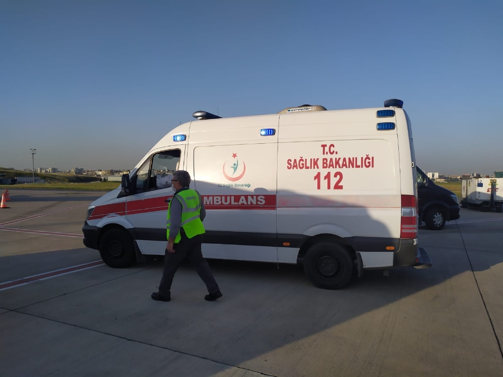 Bakü’deki kanser hastası Türk, ambulans uçakla İstanbul’a getirildi