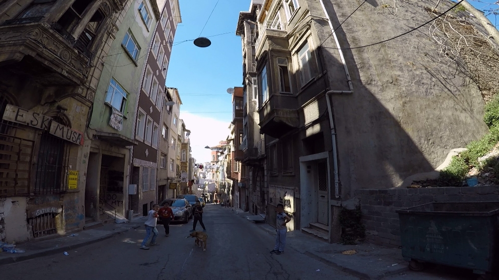 Balat’ta çocuklar kısıtlamaya aldırmadan sokağa çıktı