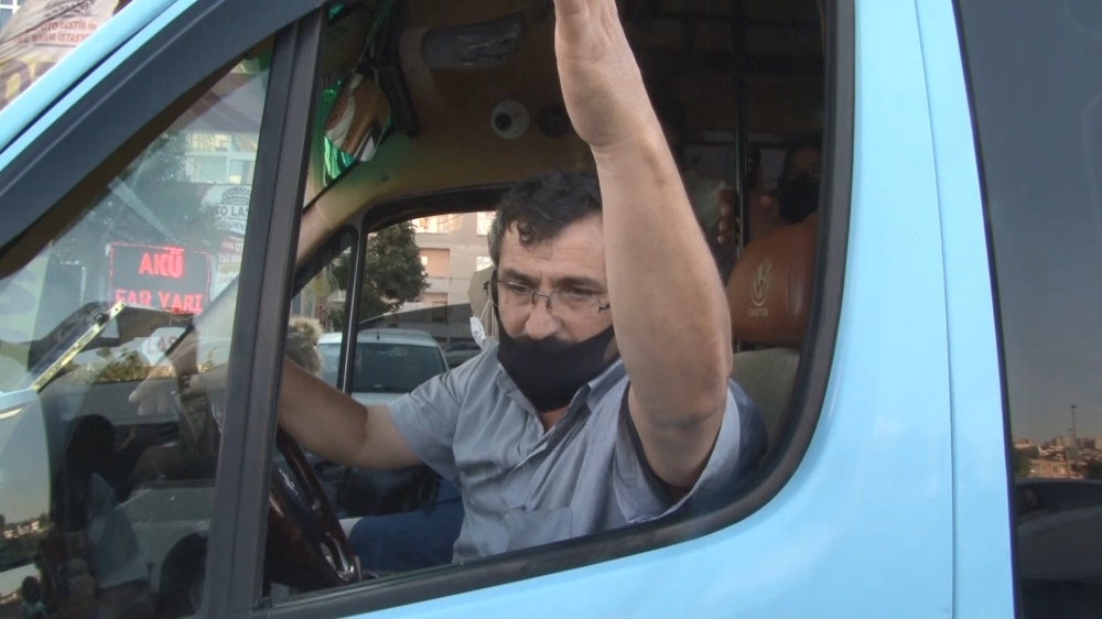Balık istifi yolcu taşıyan minibüs sürücüsünden gazetecilere tepki